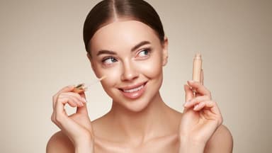Frau trägt Concealer auf 