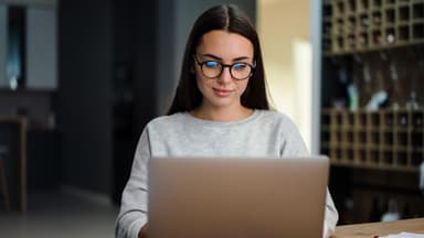 Frau am Laptop
