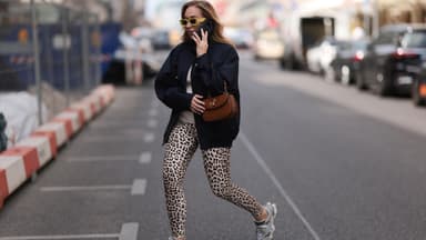 Frau trägt eine Leggings mit Leoprint