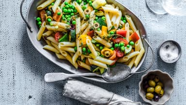 Mediterraner Nudelsalat mit Gemüse