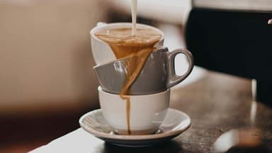 Drei Tassen Kaffee übereinander gestapelt.