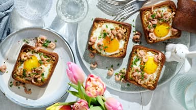 Gefüllte Brötchen mit Ei und Krabben