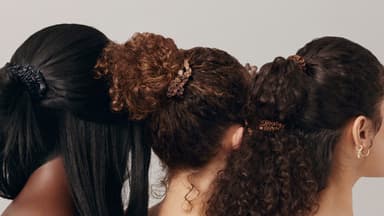 Frauen mit Seiden-Haargummis in den Haaren