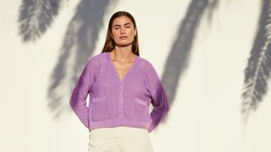 Model in leichtem Sommer-Cardigan von Lana Grossa