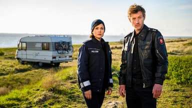 "Friesland - Unter der Oberfläche": Süher Özlügül (Sophie Dal) und Henk Cassens (Maxim Mehmet) stehen in den Dünen.