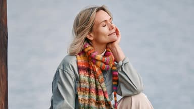 Model mit buntem Strickschal von Lana Grossa