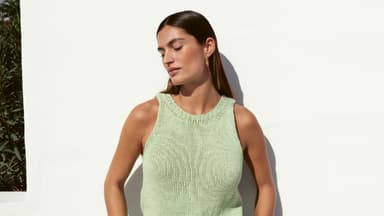 Model in gestrickten Trägertop aus hellgrüner Wolle von Lana Grossa