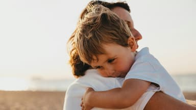 Mutter hält Kind im Arm