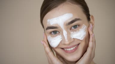 Frau mit Gesichtsmaske