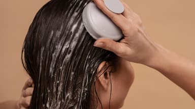 Frau trägt Conditioner auf