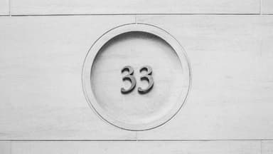 Die Zahl 33 an einer Wand in einem Kreis