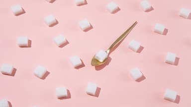 Zuckerwürfel auf rosa Hintergrund