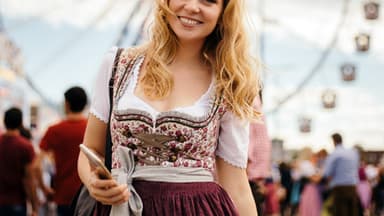 Model im Dirndl