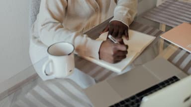 Frau schreibt in ihr Journal