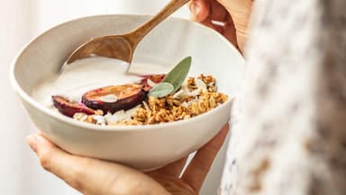 Eine Frau frühstückt Müsli