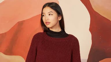 Model in Kuschelpullover "Birgit! von LANGYARNS
