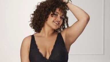Curvy-Frau trägt Unterwäsche von Lascana