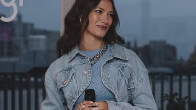 Sängerin Leony im Crop Top von sloggi