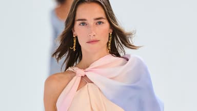 Model mit Lippenstift als Rouge