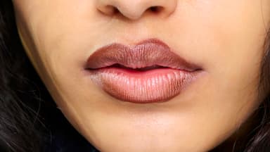 Model mit aufgetragenem Lippenstift, der älter macht
