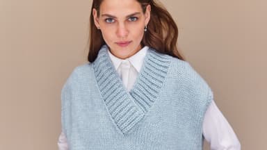 Model in hellblauem Oversize-Pullunder von Lana Grossa