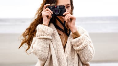 Model in gestrickter Oversized-Jacke von Lana Grossa