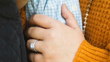 Eine Frau mit passendem Verlobungsring am Finger