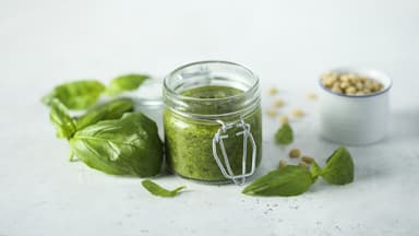 Basilikum-Pesto im Einmachglas 