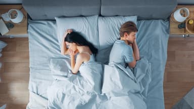 Paar schläft im Bett 