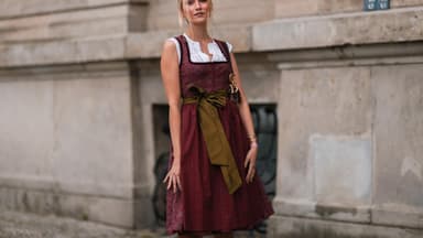 Junge Frau im Dirndl mit passendem Schmuck