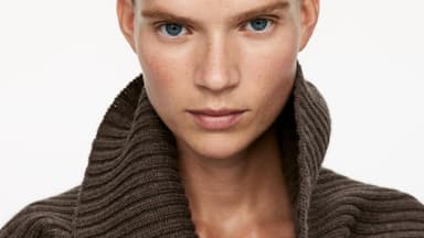 Frau trägt Kleidung der neuen Nativa Wool Knitwear Capsule von Arket