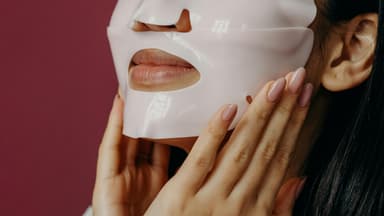 Frau mit der besten Kollagen-Maske von Amazon