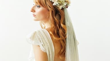 Braut mit selbst gemachtem Blumenkranz
