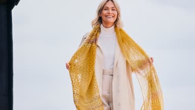 Bunt stricken - Model mit Kuschelschal mit Lochmuster von Lana Grossa