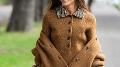Frau trägt Cardigan Off-Shoulder 