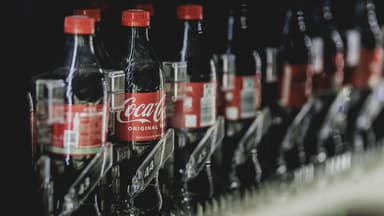 Coca Cola in einem Getränkeautomaten 