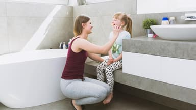 Mutter und Tochter im Badezimmer