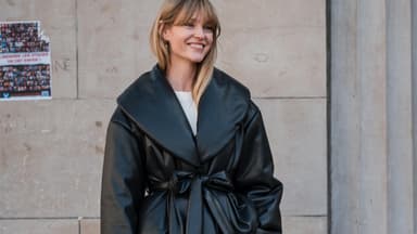 Jeanette Friis Madsen trägt eine Winterjacke mit Taillengürtel im Streetstyle
