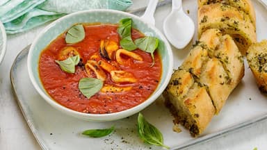 Tomatensuppe mit Meeresfrüchten und Knoblauchbrot 