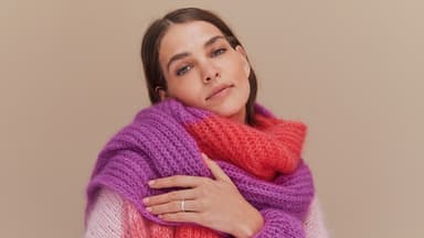 Model mit selbst gestricktem XXL-Schal von Lana Grossa