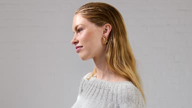 Model in Cashmere Kiss Pullover von Lana Grossa
