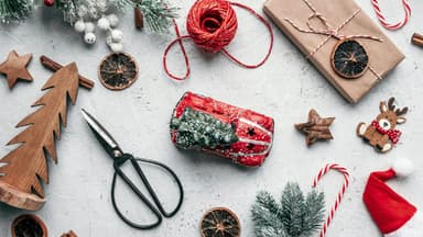 Weihnachtlich verpackte Geldgeschenke