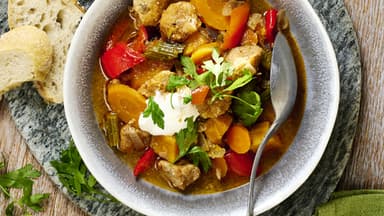 Ofengulasch mit Paprika in einer Schüssel angerichtet.