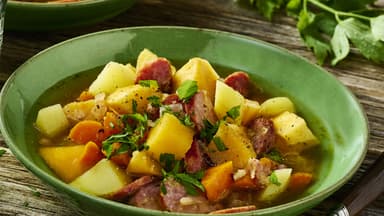 Steckrübeneintopf mit Mettwurst 
