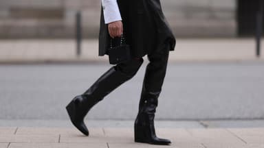 Cherifa Akili trägt Stiefel für breite Füße im Streetstyle