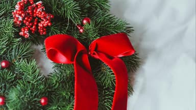 Adventskranz mit roter Schleife