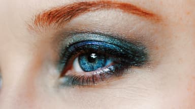 Frau mit dem besten Glitzer-Lidschatten auf den Augen