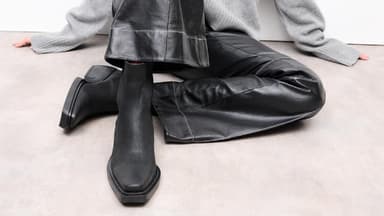 Frau trägt Schuhe von Copenhagen Studios