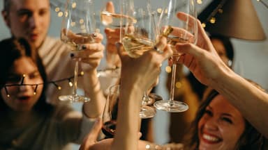 Partyrunde spielt Silvester-Spiele