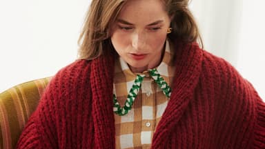 Stricken mit Alpakawolle - Model in Grobstrickjacke